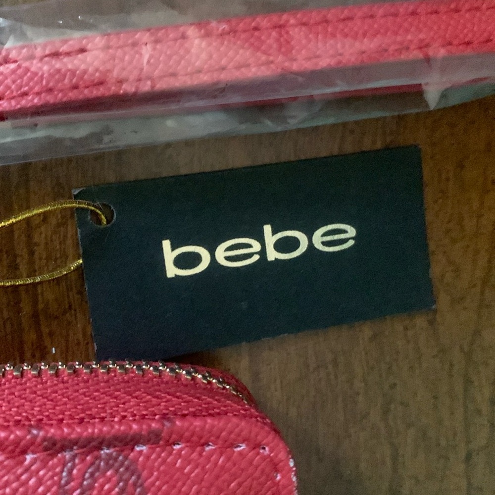 NWT BeBe Candy Apple Briella Wristlet - Picture 2 of 7